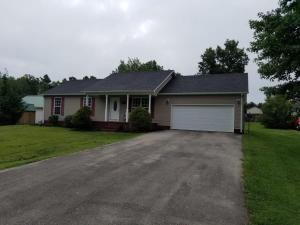 库克维尔Spacious 3BR 2BA 11 mins away from Cummins Falls State Park!!!的车道和车库的房子