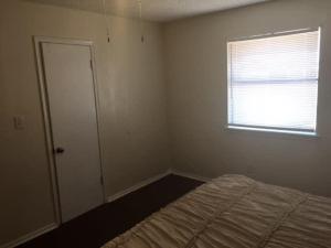 劳顿One bedroom close to Fort Sill!的一间空卧室,配有床和窗户