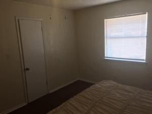 劳顿One bedroom close to Fort Sill!的一间空卧室,配有床和窗户