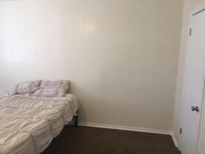 劳顿One bedroom close to Fort Sill!的一间小卧室,角落里设有一张床