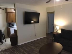 劳顿Simple 1-bedroom unit upstairs close to Fort Sill!的客厅配有沙发和墙上的电视