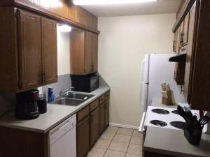 劳顿Simple 1-bedroom unit upstairs close to Fort Sill!的厨房配有水槽和白色冰箱