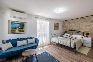 斯普利特里瓦长廊度假屋的客厅配有蓝色的沙发和床。