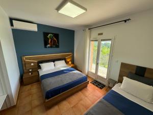 克莱蒙莱罗DOMAINE MAXXIM的一间卧室设有两张床和窗户。