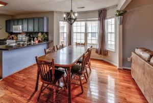 鸽子谷Entire house close to everything in Sevier County的厨房以及带桌椅的用餐室。