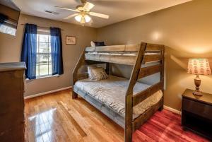 鸽子谷Entire house close to everything in Sevier County的一间卧室设有两张双层床和吊扇