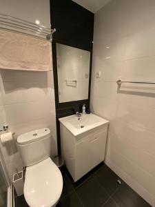里斯本Columbano's House - Apartment in Central Lisbon的浴室配有白色卫生间和盥洗盆。