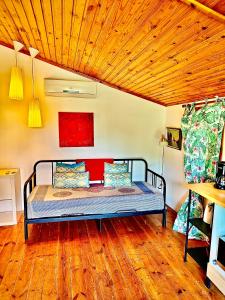 Estepona浪漫私人小屋住宿加早餐旅馆的木天花板的客房内的一张床位