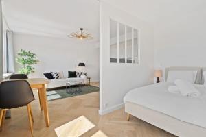 卢森堡Tranquil Retreat in the Vianden ID224的一间卧室配有一张床、一张桌子和一张沙发