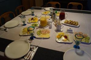 巴拉斯港Tradicion Austral Bed & Breakfast的一张桌子,上面放着食物和饮料