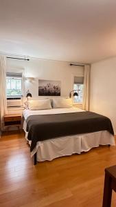洛杉矶Echo Park Hills的卧室设有一张大床,设有两个窗户