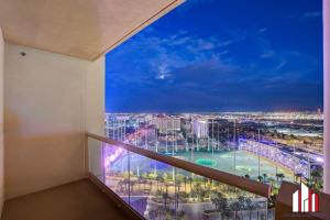 拉斯维加斯MGM Signature-19-802 1Br 2Ba F1 Pits View Balcony的一间晚上享有城市美景的客房