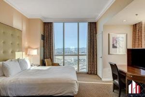 拉斯维加斯MGM Signature-31-702 1Bedroom 2Bath Balcony Suite的酒店客房设有一张床、一张书桌和一个大窗户。