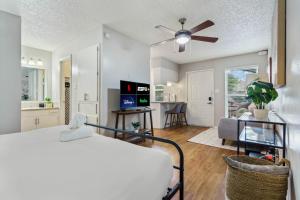 奥斯汀Central Austin Studio Pets Allowed and Free Prkg的一间卧室设有一张床和一间客厅。