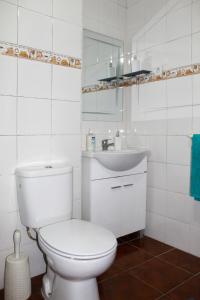 蓬塔德尔加达Vieira Rooms Natural Pools的白色的浴室设有卫生间和水槽。