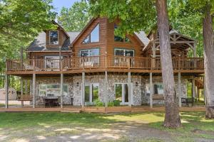 RockfordLakefront 5BR Cabin on Big Crooked Lake w Pontoon的大型圆木房屋设有大甲板