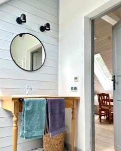 SarnakiLeniwa Kolonia的一间带水槽和镜子的浴室
