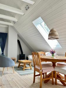 SarnakiLeniwa Kolonia的客厅配有桌椅和窗户。