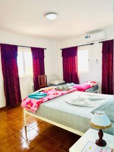 蓬塔杜索尔Casa BB&Djassi的卧室内的两张床,配有红色窗帘