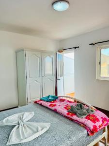 蓬塔杜索尔Casa BB&Djassi的一间卧室配有一张带粉色毯子的大床