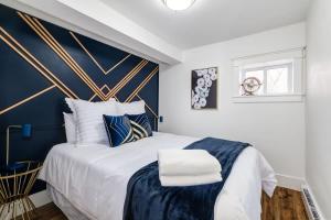 皮克顿The Ivy Suite at Portage House in Picton的一间卧室设有一张蓝色墙面的大床