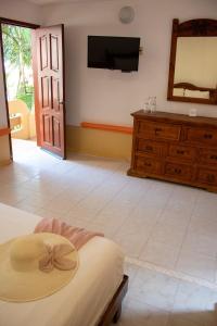 普拉亚卡门Vista Caribe Playa的一间卧室,配有一张床,上面有帽子