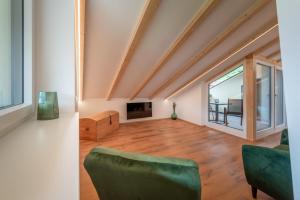 泰尔梅诺Appartments DAS Hubertus的客厅配有绿色沙发和电视