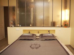 BourgnacÔ Délices de la Monnerie的一间卧室配有一张带两个枕头的床