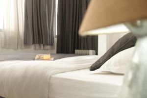 新德里Bed & Chai Guesthouse的一间酒店客房内的一张床位