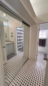 洛杉矶Echo Park Hills的带淋浴的浴室和玻璃门