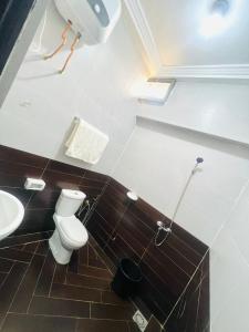 Abomey-CalaviCOMPLEXE HOTELIER LA BONTE ( CHB )的一间带卫生间和水槽的浴室