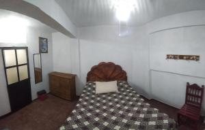 塔斯科·德·阿拉尔孔拉斯帕洛马斯酒店的一间卧室配有一张床和一个梳妆台