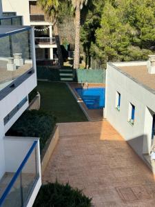 卡拉法特Apartamento calafat的享有后院和游泳池的景色