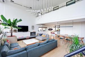 布洛涅-比扬古Appartement avec terrasse的客厅配有蓝色的沙发和桌子