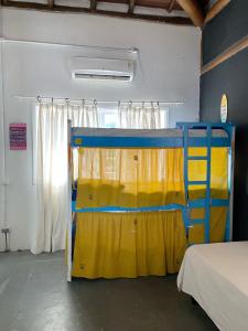 Hostel Caiçara Maresias客房内的一张或多张双层床