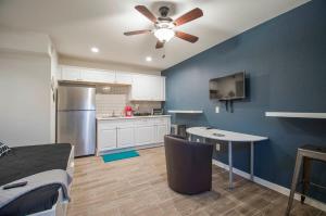 卡萨格兰德34B- Modern studio condo heated pool and dog park的厨房设有蓝色的墙壁和吊扇。