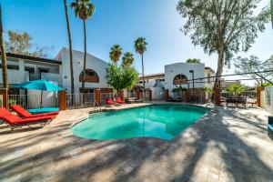 卡萨格兰德78- Modern Casa Grande Desert Paradise heated pool的一座带椅子的游泳池以及一座建筑