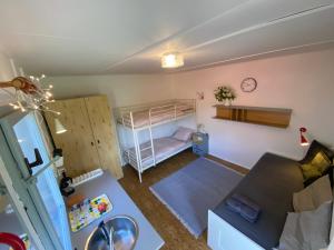 布拉格Prague Camping Dzban的小房间设有双层床和沙发
