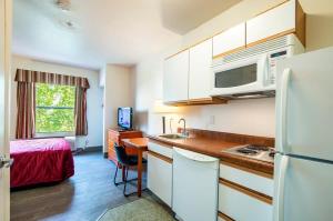 谢拉维斯塔Sierra Vista studio apartment with full kitchen and King Bed的一间带水槽和冰箱的小厨房
