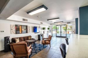 谢拉维斯塔Vistas 202- Modern Sierra Vista 1bd great location的客厅配有沙发和桌椅