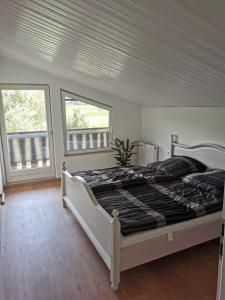 马尔贝格Wohnung auf dem Pferdehof的一间卧室设有一张床和两个窗户。