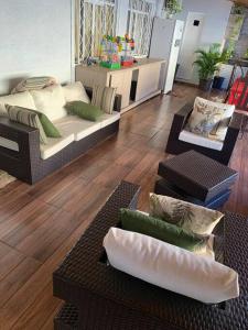 卡斯卡韦尔Casa com Piscina em Região Nobre de Cascavel的客厅配有沙发和枕头,位于地板上