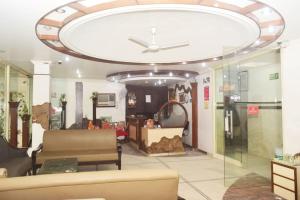新德里Hotel Kabeer By A1Rooms的客房设有吊扇。