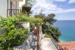 阿吉奥斯伊欧尼斯Uranus Blue Residence Agios Ioannis Papa Nero的海景度假屋