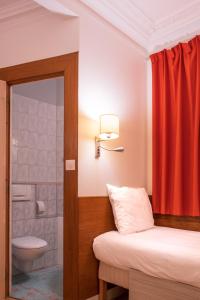 巴黎玛丽格南酒店的客房设有两张床和一间带卫生间的浴室。