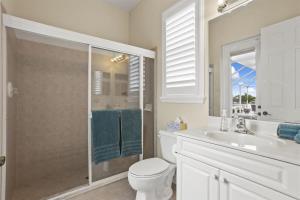 珊瑚角Cape Serenity- Luxury Waterfront Villa with Kayaks的浴室配有卫生间、盥洗盆和淋浴。