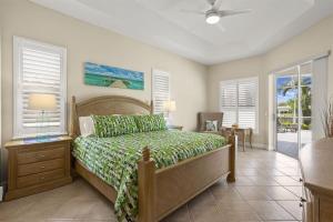珊瑚角Cape Serenity- Luxury Waterfront Villa with Kayaks的一间卧室配有一张带绿床罩的床