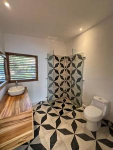 BalgueEl Pital, Chocolate Paradise的一间带卫生间和水槽的浴室