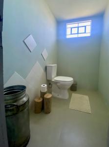 本图贡萨尔维斯Casa Vita BG - Casa de campo的白色的浴室设有卫生间和窗户。