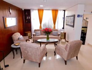 波哥大Hotel Casa Navi的带沙发和桌椅的客厅